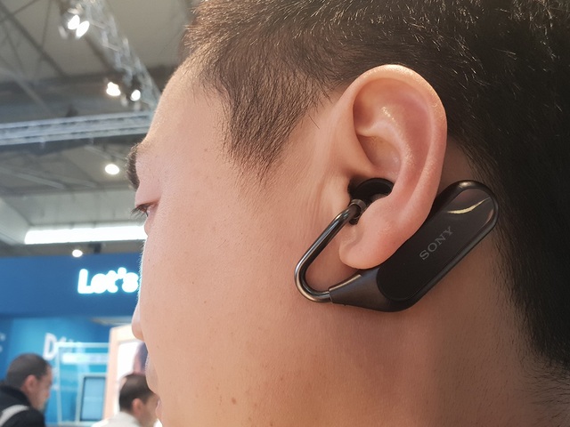Cận cảnh Xperia Ear Duo - mẫu tai nghe có thiết kế độc đáo từ Sony - 5 Trải nghiệm nhanh cho thấy, mẫu tai nghe này thực sự gây ấn tượng vì nó khiến người dùng cảm tưởng như âm nhạc đang được mở tại một trung tâm mua sắm. Do đó, người dùng vẫn có thể tiếp tục trò chuyện với đồng nghiệp hoặc bạn bè mà không quá phân tâm vì âm nhac.