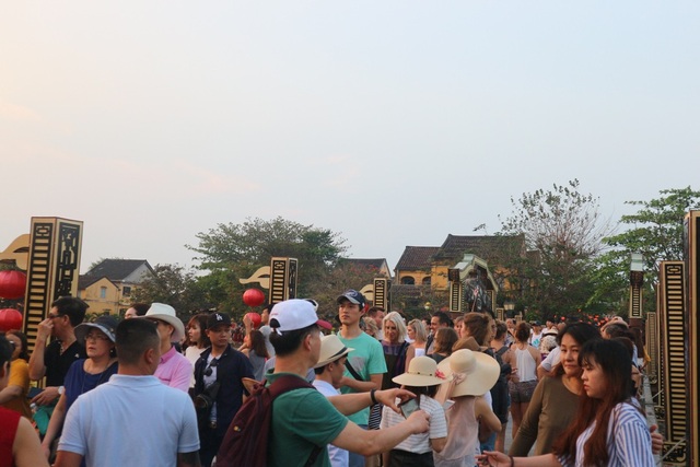 Người dân và du khách hào hứng thả hoa đăng trong đêm Nguyên tiêu - 1 Đông đảo người dân và du khách đổ về Hội An để vui Tết Nguyên tiêu