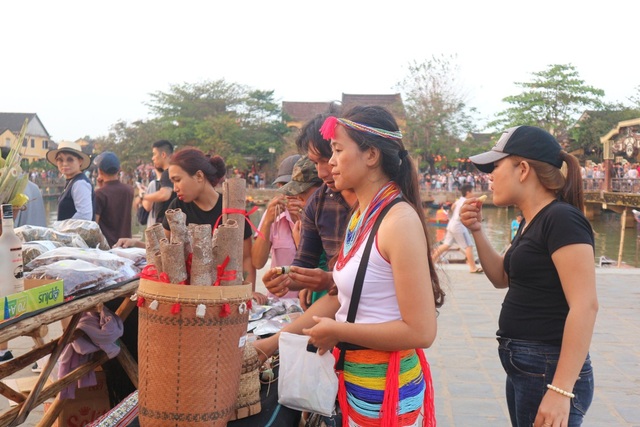 Người dân và du khách hào hứng thả hoa đăng trong đêm Nguyên tiêu - 12 Đồng bào dân tộc vùng cao Quảng Nam đem các đặc sản quê hương đến giới thiệu tại Hội An đêm rằm