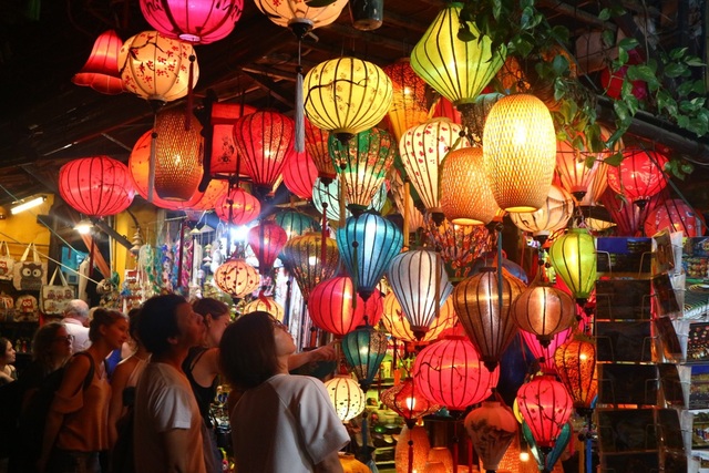 Người dân và du khách hào hứng thả hoa đăng trong đêm Nguyên tiêu - 3 Người dân và du khách hào hứng thả hoa đăng trong đêm Nguyên tiêu - 3
