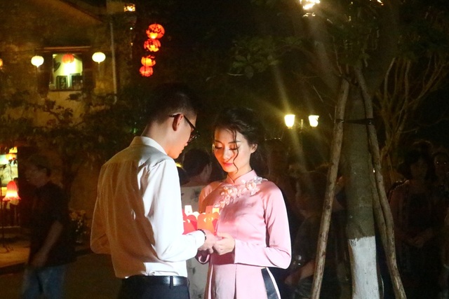 Người dân và du khách hào hứng thả hoa đăng trong đêm Nguyên tiêu - 5
Nhiều cặp đôi cũng chọn đêm Nguyên tiêu để ghi lại khoảnh khắc hạnh phúc lứa đôi