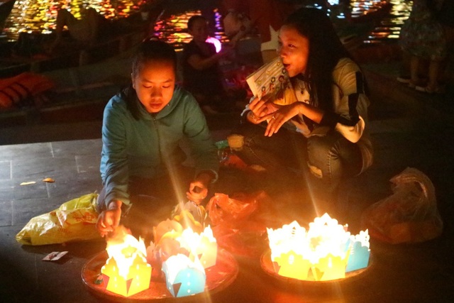 Người dân và du khách hào hứng thả hoa đăng trong đêm Nguyên tiêu - 6 Người dân và du khách hào hứng thả hoa đăng trong đêm Nguyên tiêu - 6