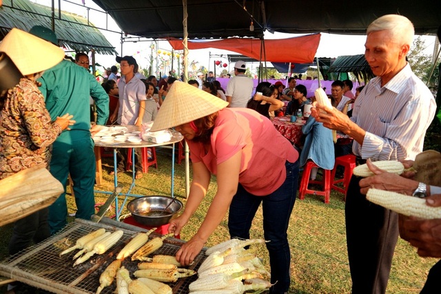 Hơn 10.000 trái bắp sẽ phục vụ du khách trong “Ngày hội bắp nếp” - 9 Bắp nướng