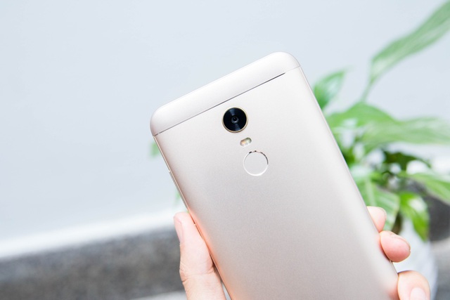 Đập hộp Xiaomi Redmi 5 Plus chính hãng giá 4 triệu đồng tại Việt Nam - 8 Về camera, Redmi 5 Plus trang bị camera sau 12 MP, khẩu độ f2.2, điểm ảnh lớn 1.25μm cho khả năng hấp thụ ánh sáng cực tốt kết hợp cùng đèn flash 2 tông màu trợ sáng. Camera này cũng trang bị chế độ tự động lấy nét, nhận dạng khuôn mặt, chụp toàn cảnh Panorama, xóa phông...