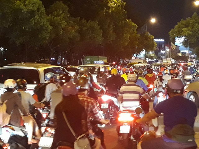 Nhiều tuyến đường trung tâm Sài Gòn kẹt cứng đêm rằm tháng Giêng - 4 Cửa ngõ sân bay kẹt cứng tối 2/3