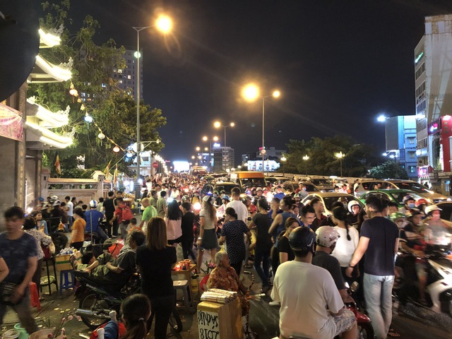 Nhiều tuyến đường trung tâm Sài Gòn kẹt cứng đêm rằm tháng Giêng - 5 Các phương tiện xếp hàng dài trên cầu Công Lý trước chùa Vĩnh Nghiêm