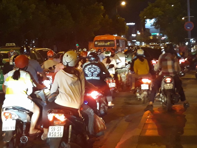 Nhiều tuyến đường trung tâm Sài Gòn kẹt cứng đêm rằm tháng Giêng - 6 Nhiều tuyến đường trung tâm Sài Gòn kẹt cứng đêm rằm tháng Giêng - 6