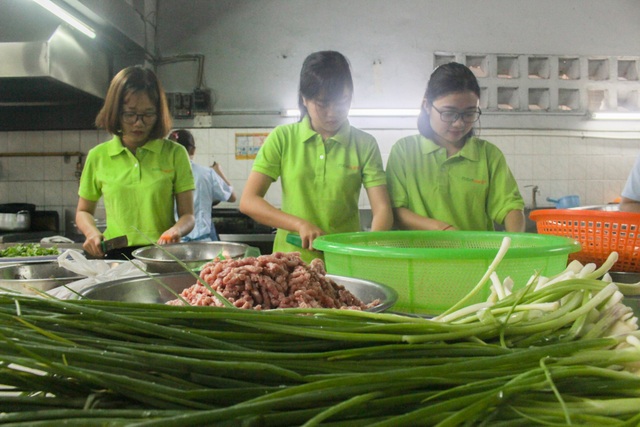 Ra mắt ngân hàng thực phẩm cho người nghèo - 2 Các nguồn thực phẩm dư được các đơn vị tài trợ sẽ được thu gom và chế biến thành các suất ăn
