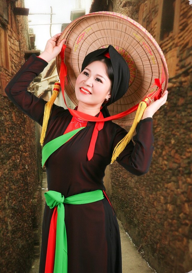 Người truyền lửa Dân ca Quan họ - 2 Nghệ sĩ Thanh Qúi duyên dáng với chiếc nón quai thao