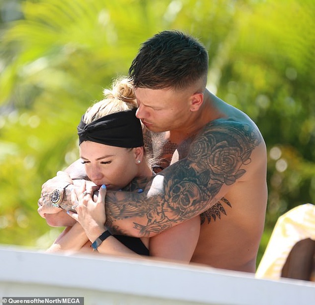 Olivia Buckland và chồng khoe loạt hình xăm khủng - 4 Olivia Buckland và chồng khoe loạt hình xăm khủng - 4