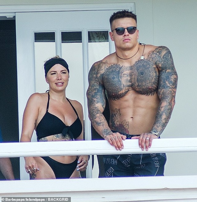 Olivia Buckland và chồng khoe loạt hình xăm khủng - 2 Olivia Buckland và chồng khoe loạt hình xăm khủng - 2