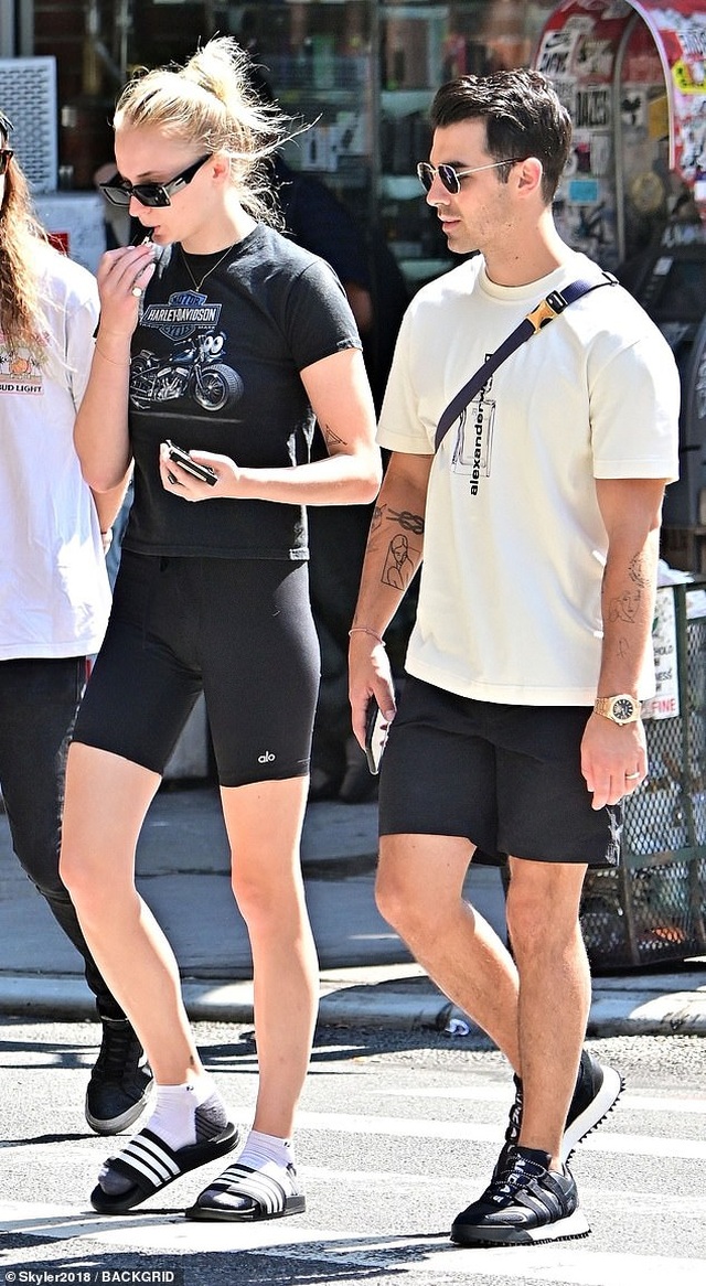 Sophie Turner hôn chồng trên phố - 4 Sophie Turner hôn chồng trên phố - 4