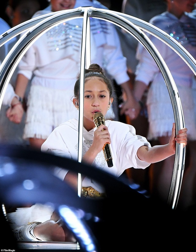 Jennifer Lopez trình diễn cùng con gái trên sân khấu Super Bowl - 3 Jennifer Lopez trình diễn cùng con gái trên sân khấu Super Bowl - 3
