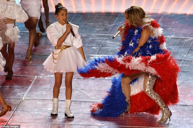 Jennifer Lopez trình diễn cùng con gái trên sân khấu Super Bowl - 4 Jennifer Lopez trình diễn cùng con gái trên sân khấu Super Bowl - 4