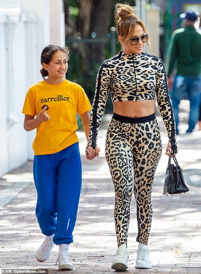 Jennifer Lopez khỏe đẹp ra phố cùng con gái cưng - 2 Jennifer Lopez khỏe đẹp ra phố cùng con gái cưng - 2
