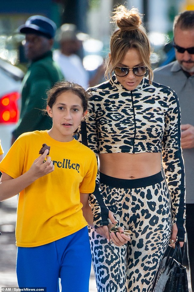 Jennifer Lopez khỏe đẹp ra phố cùng con gái cưng - 5 Jennifer Lopez khỏe đẹp ra phố cùng con gái cưng - 5