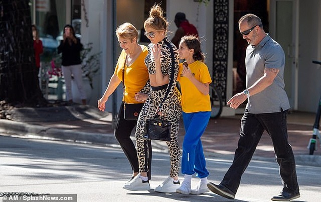 Jennifer Lopez khỏe đẹp ra phố cùng con gái cưng - 12 Jennifer Lopez khỏe đẹp ra phố cùng con gái cưng - 12