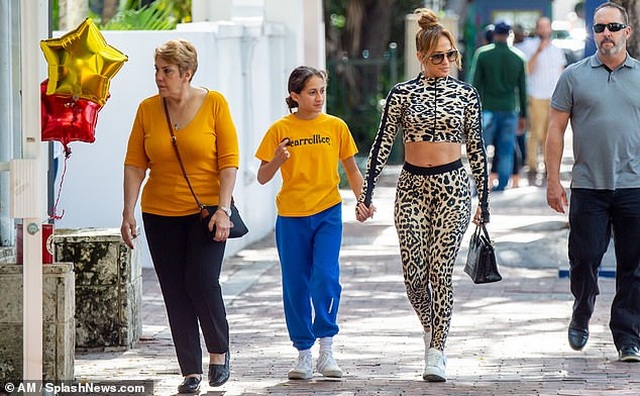 Jennifer Lopez khỏe đẹp ra phố cùng con gái cưng - 9 Jennifer Lopez khỏe đẹp ra phố cùng con gái cưng - 9