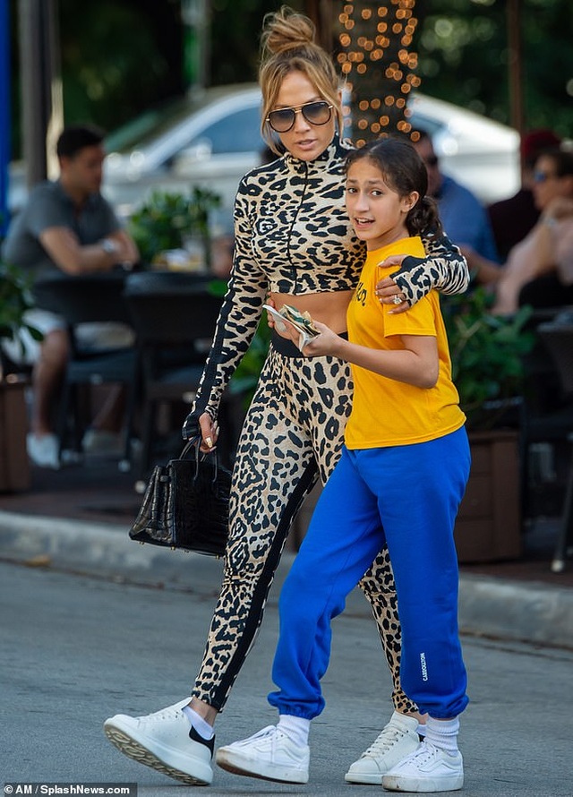 Jennifer Lopez khỏe đẹp ra phố cùng con gái cưng - 10 Jennifer Lopez khỏe đẹp ra phố cùng con gái cưng - 10
