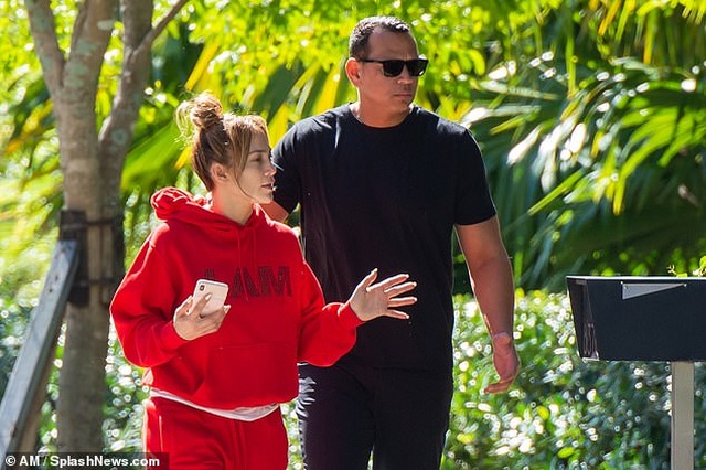 Jennifer Lopez vẫn xinh đẹp dù không trang điểm - 4 Jennifer Lopez vẫn xinh đẹp dù không trang điểm - 4