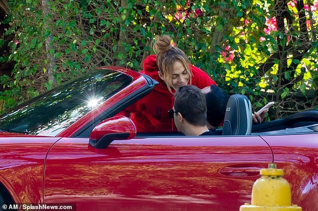 Jennifer Lopez vẫn xinh đẹp dù không trang điểm - 7 Jennifer Lopez vẫn xinh đẹp dù không trang điểm - 7
