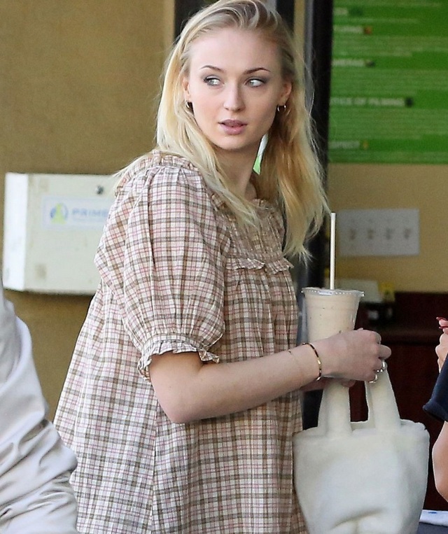 Sophie Turner đi mua đồ cho trẻ em - 6 Sophie Turner đi mua đồ cho trẻ em - 6