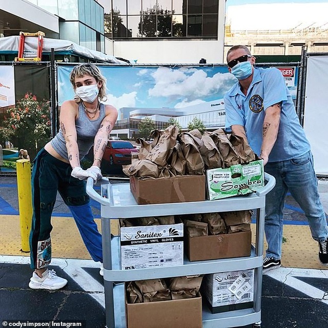 Miley Cyrus trẻ trung đi siêu thị - 3 Miley Cyrus trẻ trung đi siêu thị - 3