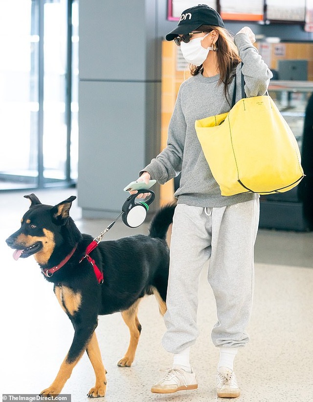 Miley Cyrus trẻ trung đi siêu thị - 7 Miley Cyrus trẻ trung đi siêu thị - 7