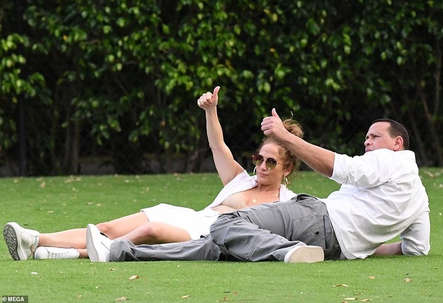 Jennifer Lopez vui vẻ bên vợ cũ của bạn trai - 10 Jennifer Lopez vui vẻ bên vợ cũ của bạn trai - 10
