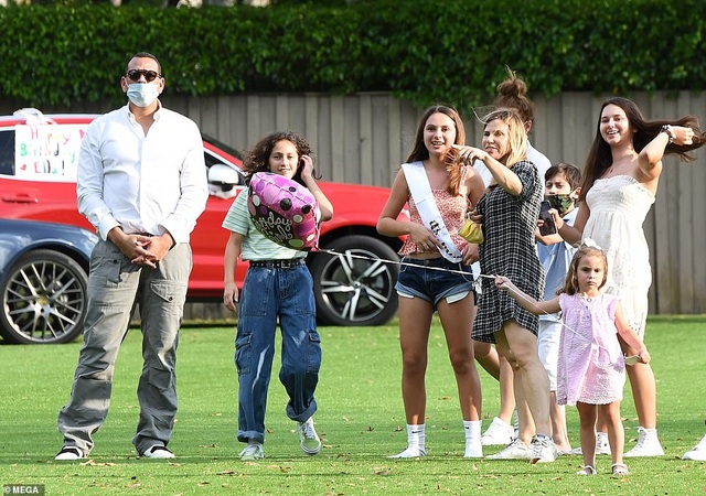 Jennifer Lopez vui vẻ bên vợ cũ của bạn trai - 11 Jennifer Lopez vui vẻ bên vợ cũ của bạn trai - 11