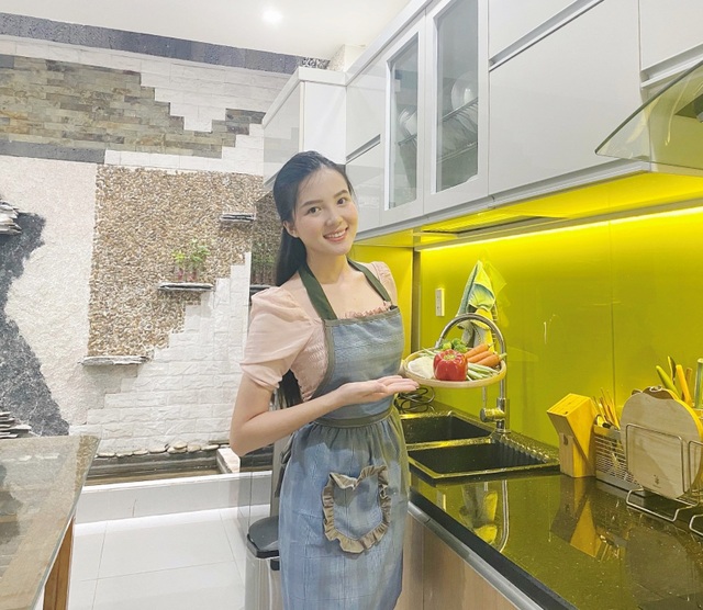 Hoa khôi Huỳnh Thuý Vi: “Bữa cơm gia đình là điều đáng quý” - 4 Hoa khôi Huỳnh Thuý Vi: “Bữa cơm gia đình là điều đáng quý” - 4