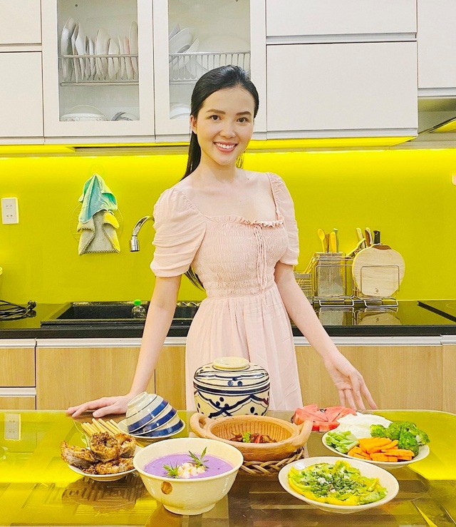 Hoa khôi Huỳnh Thuý Vi: “Bữa cơm gia đình là điều đáng quý” - 5 Hoa khôi Huỳnh Thuý Vi: “Bữa cơm gia đình là điều đáng quý” - 5