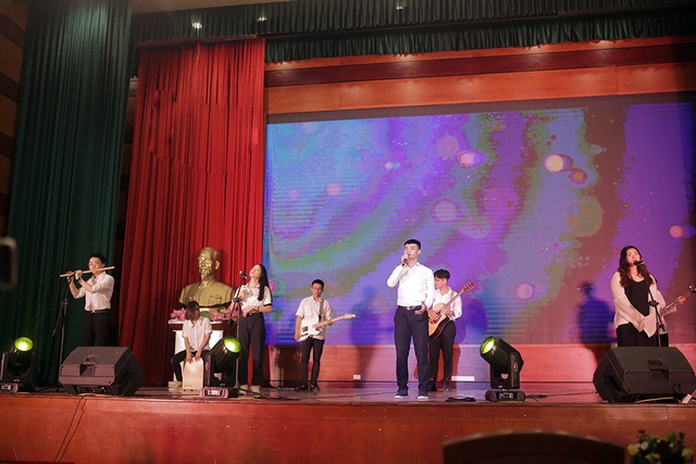 Vũ đạo quyến rũ của sinh viên Luật trong đêm nhạc chia tay khóa cuối - 11 Vũ đạo quyến rũ của sinh viên Luật trong đêm nhạc chia tay khóa cuối - 11