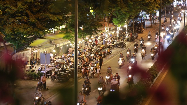 Tái diễn tình trạng lòng lề đường bị lấn chiếm làm quán nhậu, bãi giữ xe - 11 Tái diễn tình trạng lòng lề đường bị lấn chiếm làm quán nhậu, bãi giữ xe - 11