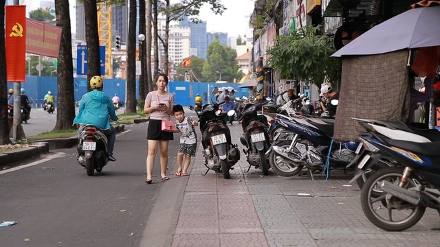 Tái diễn tình trạng lòng lề đường bị lấn chiếm làm quán nhậu, bãi giữ xe - 2 Tái diễn tình trạng lòng lề đường bị lấn chiếm làm quán nhậu, bãi giữ xe - 2