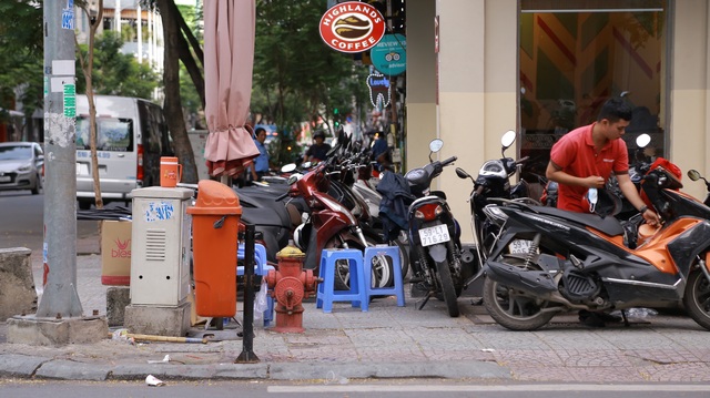 Tái diễn tình trạng lòng lề đường bị lấn chiếm làm quán nhậu, bãi giữ xe - 4 Tái diễn tình trạng lòng lề đường bị lấn chiếm làm quán nhậu, bãi giữ xe - 4