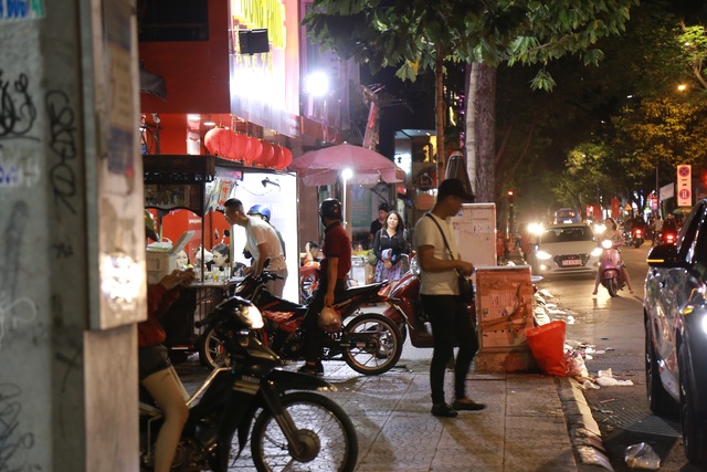 Tái diễn tình trạng lòng lề đường bị lấn chiếm làm quán nhậu, bãi giữ xe - 8 Tái diễn tình trạng lòng lề đường bị lấn chiếm làm quán nhậu, bãi giữ xe - 8