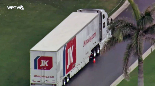 Xe tải chuyển đồ tới Florida trước ngày ông Trump rời Nhà Trắng - 3 Xe tải chuyển đồ tới Florida trước ngày ông Trump rời Nhà Trắng - 3