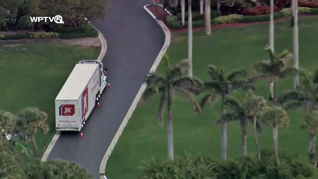 Xe tải chuyển đồ tới Florida trước ngày ông Trump rời Nhà Trắng - 1 Xe tải chuyển đồ tới Florida trước ngày ông Trump rời Nhà Trắng - 1