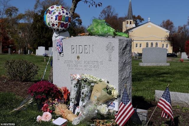 Người bí ẩn thăm mộ con trai ông Biden giữa lúc tân tổng thống nhậm chức - 3 Người bí ẩn thăm mộ con trai ông Biden giữa lúc tân tổng thống nhậm chức - 3