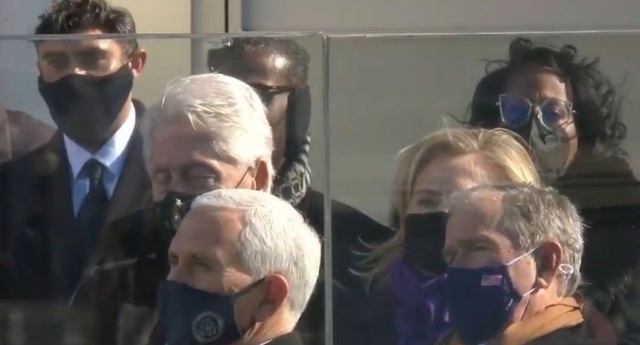 Video cựu Tổng thống Clinton ngủ gật trong lễ nhậm chức của ông Biden - 1 Video cựu Tổng thống Clinton ngủ gật trong lễ nhậm chức của ông Biden - 1