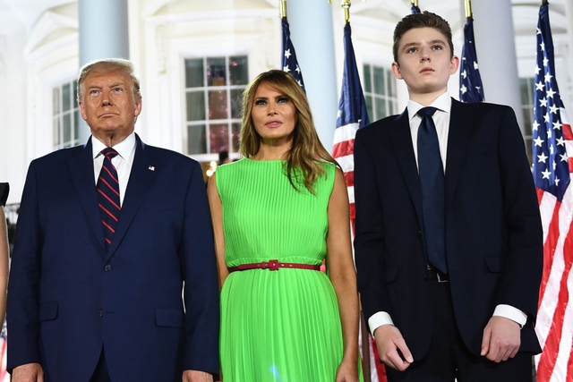 Cậu út Barron vắng mặt trong ngày ông Trump rời Nhà Trắng - 4 Cậu út Barron vắng mặt trong ngày ông Trump rời Nhà Trắng - 4