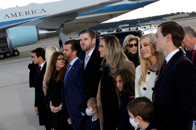 Cậu út Barron vắng mặt trong ngày ông Trump rời Nhà Trắng - 1 Cậu út Barron vắng mặt trong ngày ông Trump rời Nhà Trắng - 1