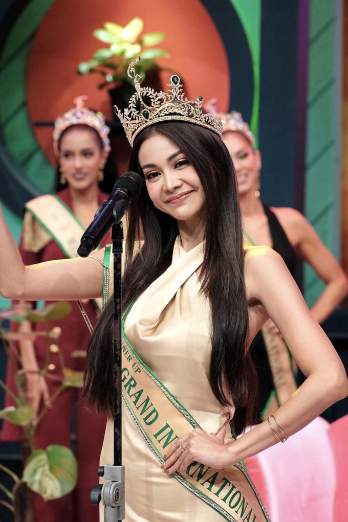 Hành động gây tranh cãi của Á hậu Miss Grand International Engfa Wahara Báo Dân trí