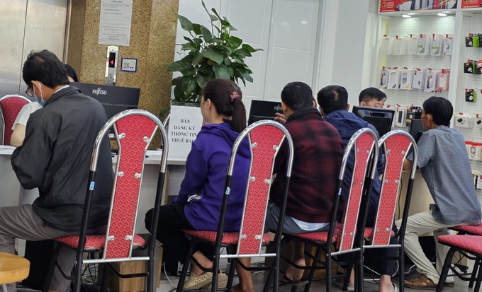 Lượng người đến chuẩn hóa thông tin thuê bao di động tại Huế trong ngày 31/3 rất đông (Ảnh: T.Thủy). Lượng người đến chuẩn hóa thông tin thuê bao di động tại Huế trong ngày 31/3 rất đông (Ảnh: T.Thủy).