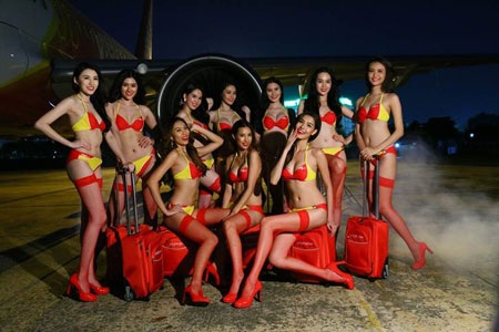 Thực hư việc tiếp viên VietJet Air mặc bikini nhảy nhót ở sân bay