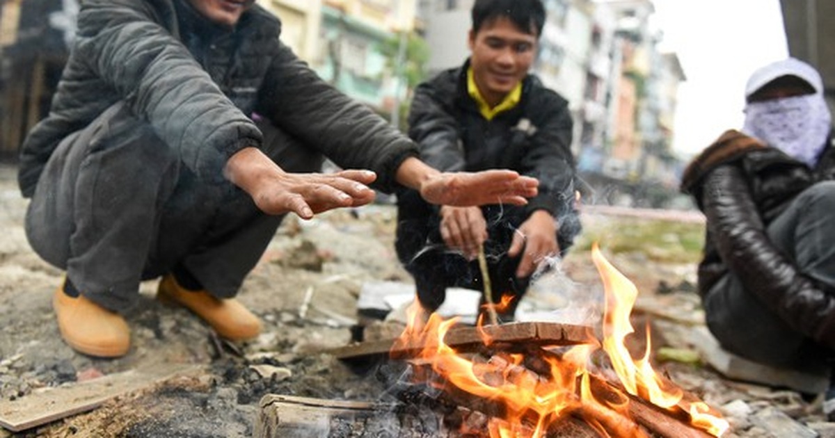 Người Dan Ha Nội đốt Củi Sưởi ấm Tren đường Trong Ngay Mưa Ret Bao Dan Tri