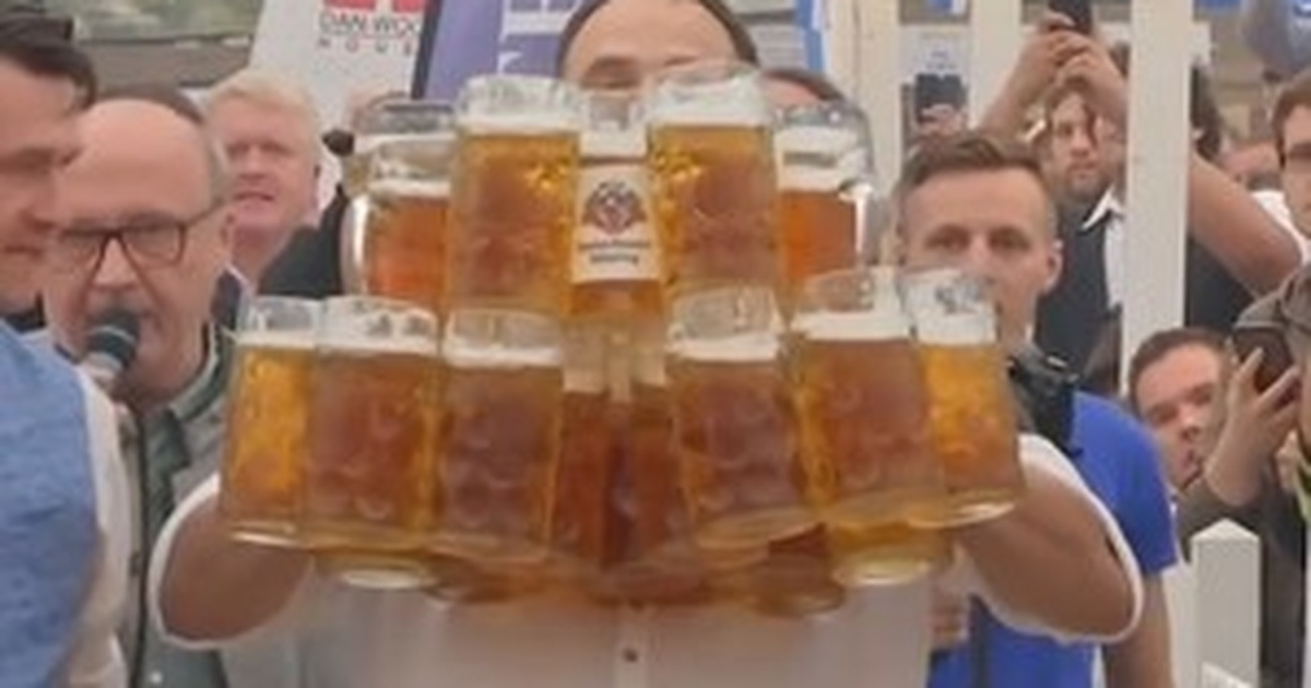 Kỷ lục thế giới mới về... số cốc bia cầm được một lúc