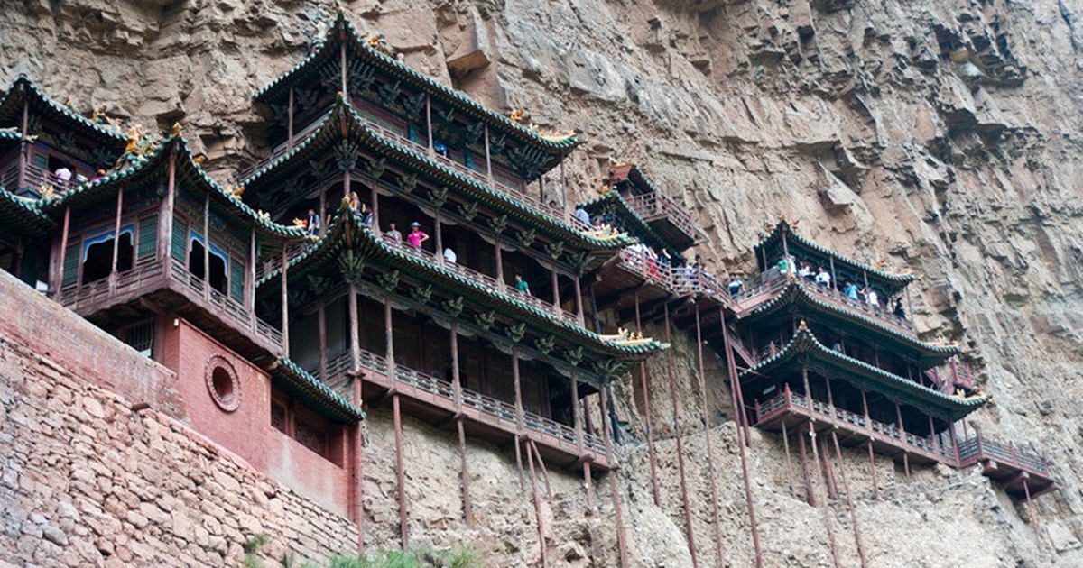 Bí ẩn về ngôi chùa chênh vênh trên vách đá hơn 1500 năm | Báo Dân trí