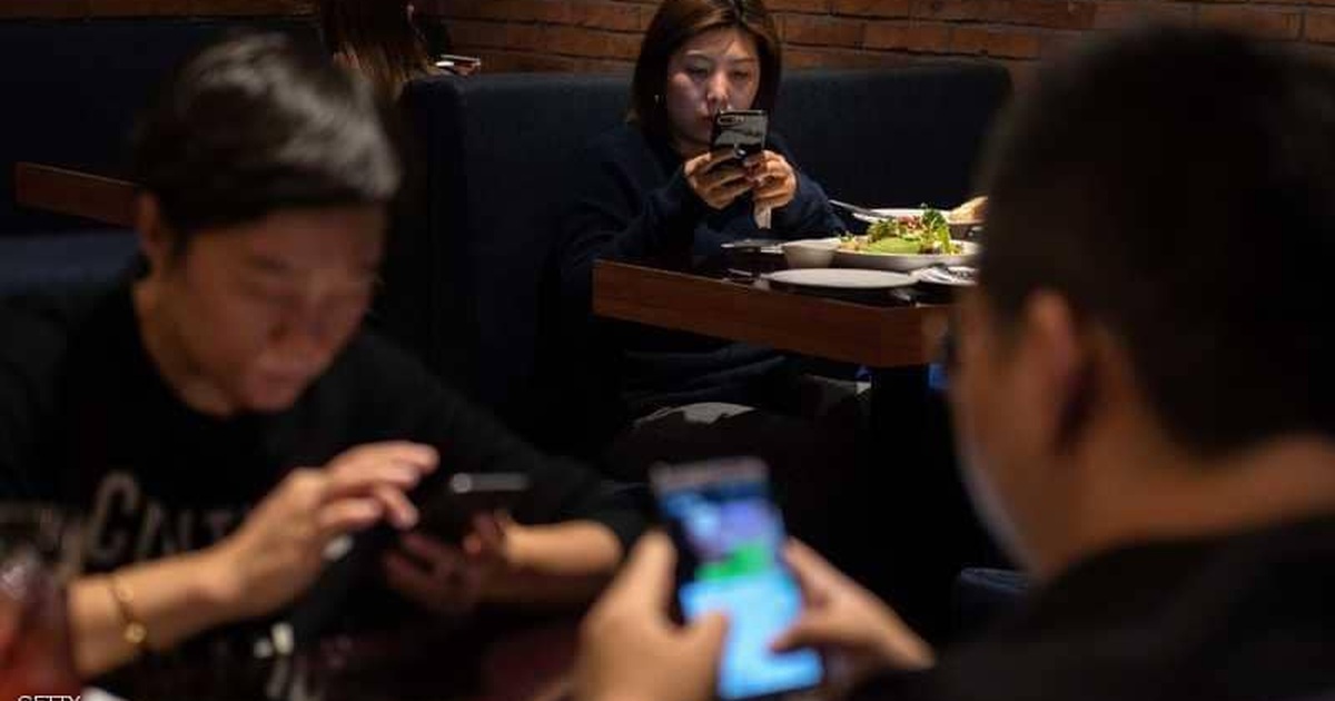 Kỳ lạ: Giao điện thoại cho phục vụ bàn, thực khách được giảm giá ngay tức khắc